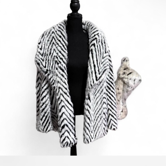Capsule B&W faux fur coat - Picture 3 of 6